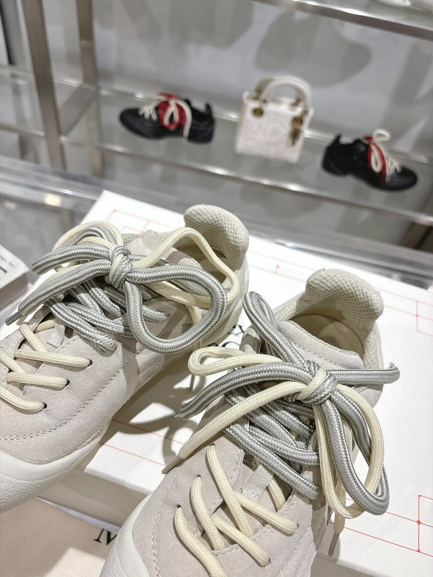 p580💰Couple model 𝐀𝐥𝐞𝐱𝐚𝐧𝐝𝐞𝐫 𝐌𝐜𝐐𝐮𝐞𝐞𝐧#/Alexander McQueen’s latest Flexion series, retro, casual, sneakers, original purchase, development, production, this Flexion Off Low-top sneakers in white grained leather with varying sized laces and an anatomically inspired lightweight segmented sole. The reverse skull pattern is embossed on the heel. Fabric: Original customized imported first-layer cowhide. Lining: Customized imported breathable mesh lining. Sole: Original open-molded non-slip TPU material. Bottom thickness: 2CM. Size: #Female size 35-40 (40 customized, non-refundable) #Men’s code 39-45 (45 customized, non-refundable)